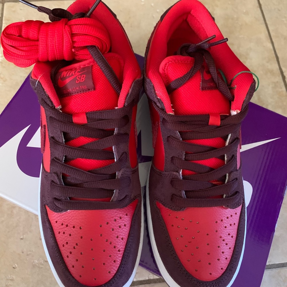NIKE SB DUNK LOW PRO (Burgundy Crush/Team Red)